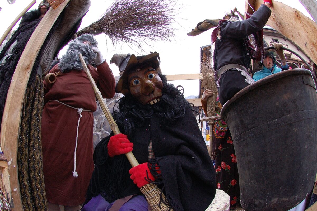 La Sfilata del Carnevale Ladino in Val di Fassa: Tradizione, Maschere e Dove Viverla nel 2026