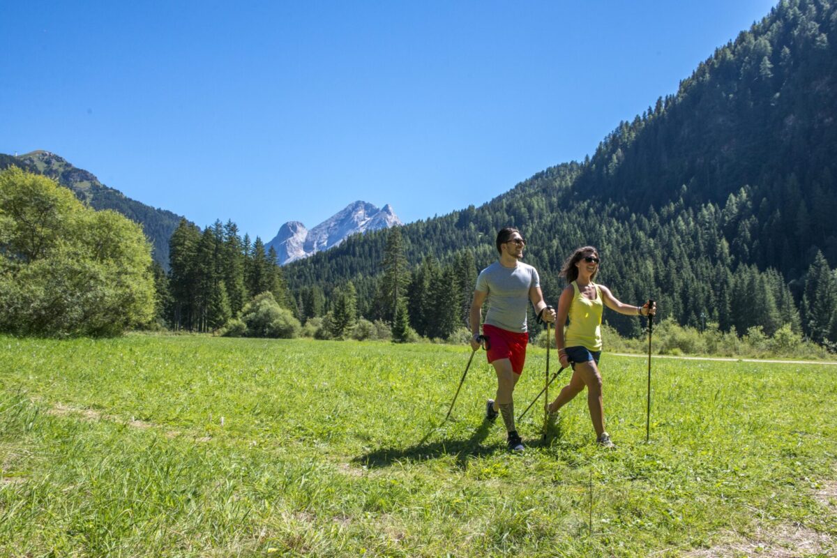 Passeggiate Lungo il Fiume Avisio a Canazei: Itinerari per Famiglie e Amanti della Natura