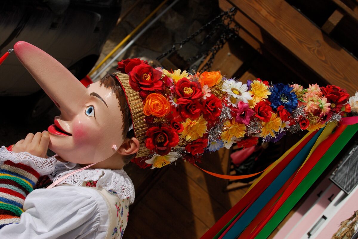 Carnevale in Val di Fassa 2026: Tradizione Ladina e Magia tra le Dolomiti